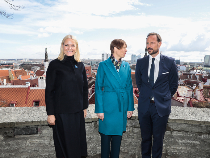 Kronprinsparet og president Kersti Kaljulaid under vandring i den historiske gamlebyen i Tallinn forbindelse med det offisielle besøket til Estland i 2018. Foto: Lise Åserud / NTB
